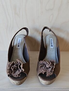 AEROSOLES Brown Floral Peep-Toe Slingback Wedge Sandals